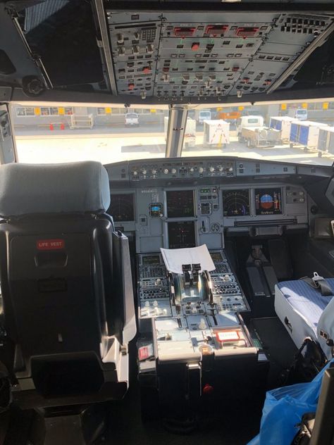 JetBlue Airways Airbus A320 200 Cockpit View Photos A320 Cockpit, Cockpit View, Blue Bus, Aviation World, Pretty Fly, Los Angeles International Airport, Airbus A320, Cabin Interiors, Flight Simulator