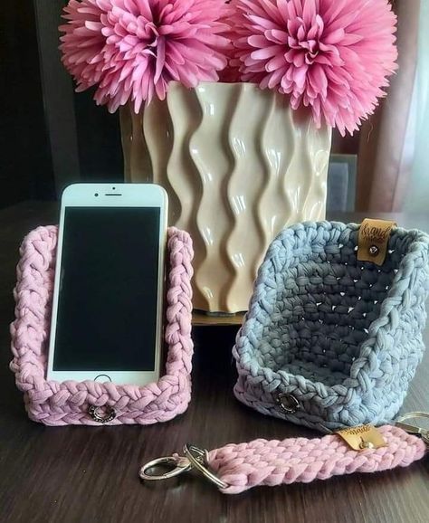 Apartment Remodel, Crochet Game, Cozy Crochet Patterns, Phone Stands, Crochet Cow, Bracelet Craft Diy, Finger Knitting, Crochet Decoration, Crochet Stitches For Beginners