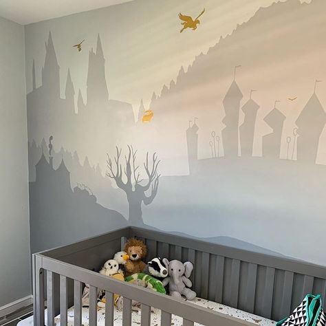 A subtle Harry Potter mural in neutral grays to work for baby girls or baby boy. Harry Potter Nursery Theme, Harry Potter Baby Nursery, Modern Boy Nursery, Disney Princess Room, Blue Nursery Boy, Harry Potter Nursery, Harry Potter Room Decor, Harry Potter Bedroom