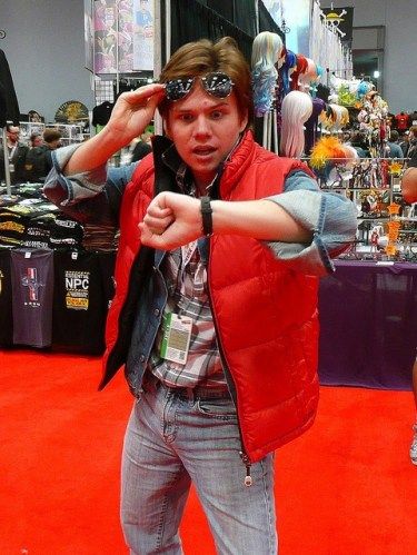 If you are looking for a Halloween Costume, take a look at this list of 25 Last Minute DIY Halloween Costume Ideas. UpcycledTreasures.com Marty Mcfly Costume, Quick Halloween Costumes, Costume Carnaval, Teacher Costumes, Book Character Costumes, Diy Halloween Costume, Marty Mcfly, Last Minute Halloween Costumes, Mens Halloween Costumes