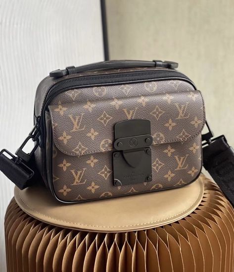 Lv Virgil Abloh, Purse Louis Vuitton, Flannel Outfits Men, Cute Laptop Bags, Lv Shoulder Bag, Leather Bag Design, Luxury Shoes Women, Louis Vuitton Empreinte, Man Purse