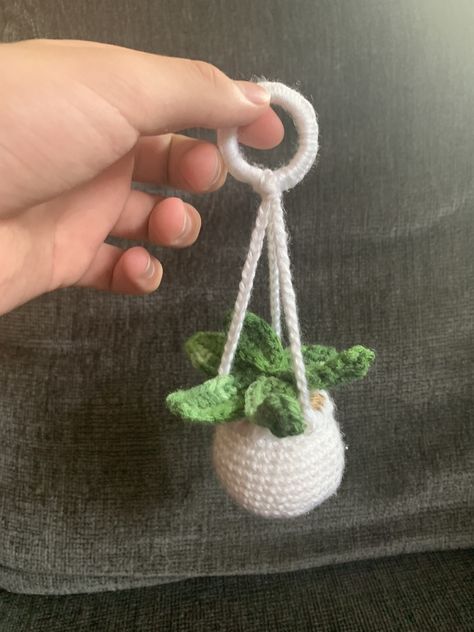 Mini Crochet Projects Gifts, Small Crocheting Projects, Things To Crochet Your Best Friend, Mini Hanging Plant Crochet Pattern, Small Crochet Projects Beginner, Crochet Small Things Ideas, Beginner Crochet Plant, Hanging Flower Crochet Pattern, Super Quick Crochet Gifts