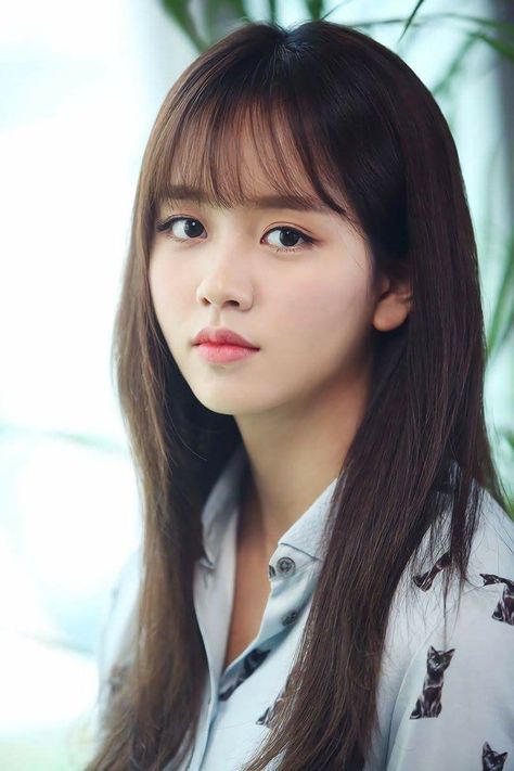 Korean actress Kim Sohyun is my female crush ..such a beauty & cuteness Korean Bangs Hairstyle, Korean Bangs, Bangs For Round Face, Actress Hairstyles, Wispy Bangs, Korean Actresses, Long Bob, Grunge Hair, Korean Hairstyle