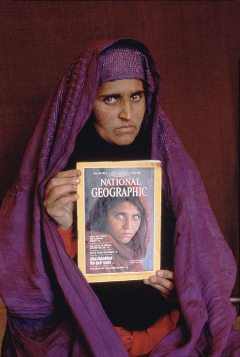 Afghanistan Women, Steve Mccurry, Afghan Girl, National Geographic Magazine, Annie Leibovitz, Interesting History, Foto Art, Iconic Photos, People Of The World