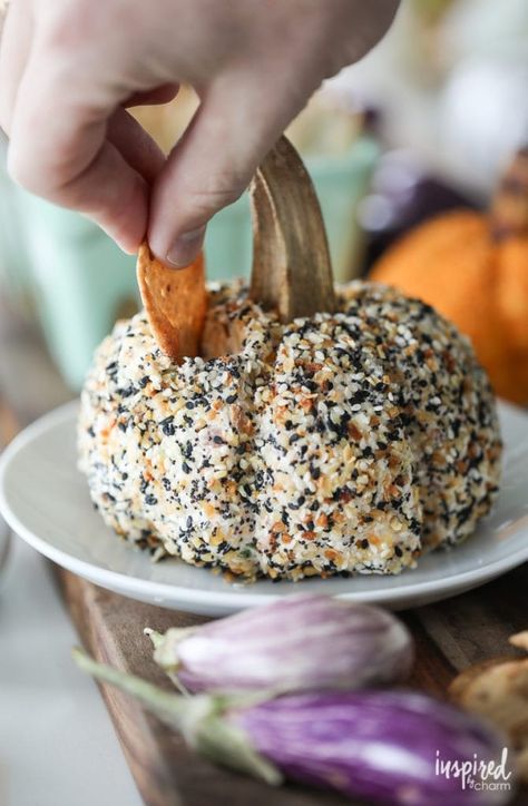 This pumpkin-shaped Everything Bagel Cheese Ball is the perfect fall appetizer recipe. #cheeseball #fall #appetizer #autumn #cheese #ball #everythingbagel #everything #bagel #recipe #easy #epic Everything Bagel Cheeseball, Fall Recipes Appetizers, Dessert Halloween, Thanksgiving Appetizer, Fall Appetizers, Delicious Appetizer Recipes, Cheese Ball Recipes, Recipes Appetizers And Snacks, Everything Bagel