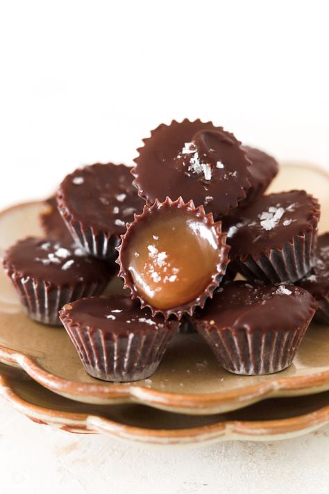 Homemade chocolate cups filled with creamy salted caramel sauce! These delicous and cute mini bites are perfect to grab when your craving somethings sweet and delicious. They are really easy to make but hard to stay away from! #chocolatecups #godis #choklad #sockerfritt #kolasås #saltkaramell #hembakat #efterrätt #homemadecandy #chocolatecandy #saltedcaramel #healthycandy #healthysweets Healthy Candy, Small Cupcakes, Mini Bites, Cupcake In A Cup, Salted Caramel Sauce, Salted Caramel Chocolate, Caramel Chocolate, Homemade Candies, Chocolate Cups