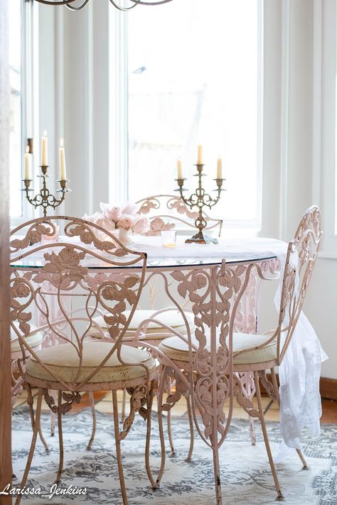 Parisian Style Dining Table, French Bistro Inspired Dining Room, Garden Themed Dining Room, Feminine Kitchen Decor, French Chic Home Decor, French Country Apartment Decorating, Smart Bedroom Ideas, French Country Table Decor, Romantic Dining Room