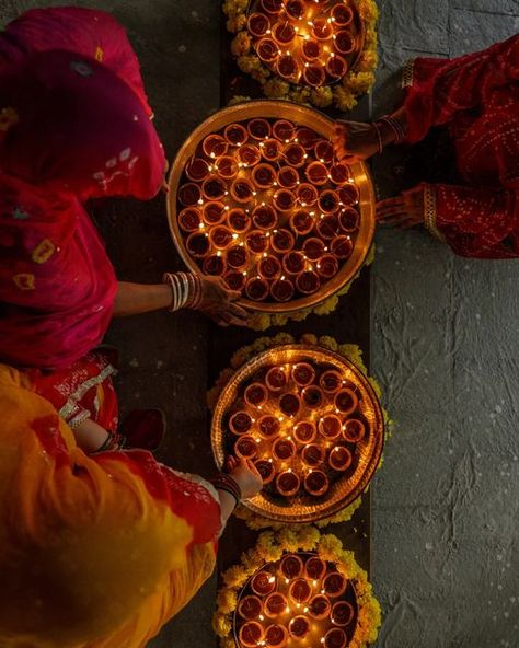 Good Earth on Instagram: "Lighting homes with 101 diyas An auspicious tradition on the day of Diwali, it is practiced in many parts of Rajasthan. In visual essayist Naveli Choyal's own family home, it has been an elaborate ceremony.  "We wash the diyas, put oil in them and prepare hand-rolled 'battis'. Then the entire family comes together to light all the 101 diyas and pray for a good and healthy life." 📸: @navelichoyal Discover 𝘍𝘦𝘴𝘵𝘪𝘷𝘦 𝘛𝘳𝘢𝘥𝘪𝘵𝘪𝘰𝘯𝘴 𝘰𝘧 𝘐𝘯𝘥𝘪𝘢: 𝘈 𝘝𝘪𝘴𝘶? Good Earth, Essayist, India India, Flower Video, Indian Festivals, Incredible India, Oil Lamps, Food Cravings, Festival Decorations