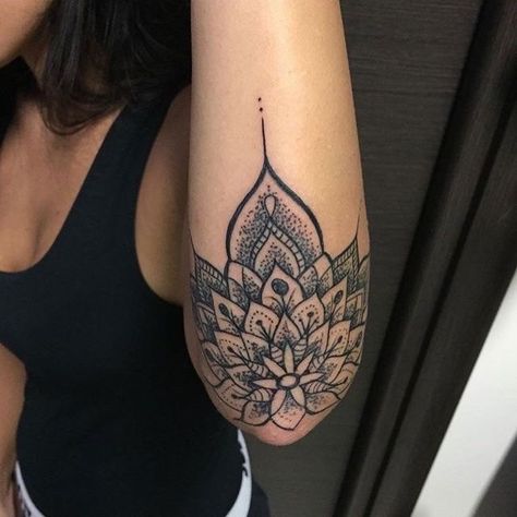 Mandala Tattoo Back, Dotwork Tattoo Mandala, Tattoo Placements, Tattoo Trend, Marvel Tattoos, Elbow Tattoos, Inspiration Tattoos, Tattoo Girls, Arrow Tattoo