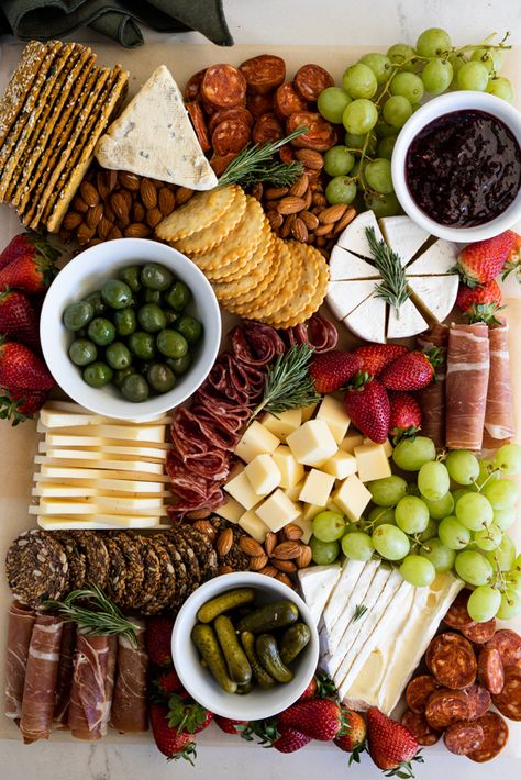 Holiday Cheese Boards, Beautiful Cheese Board, Pimento Cheese Recipes, Delicious Appetizer Recipes, Charcuterie Cheese, New Year's Eve Recipes, Cheese Party, Charcuterie And Cheese Board, Easter Eggs Chocolate