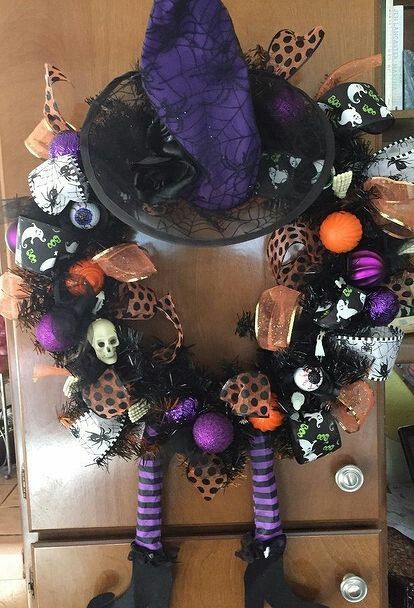 Halloween Wreaths For Front Door, Spider Web Wreath, Spooky Diy, Halloween Mesh Wreaths, Diy Halloween Wreath, Dollar Store Halloween, Halloween Wreaths, Halloween Crafts Decorations, Halloween Displays