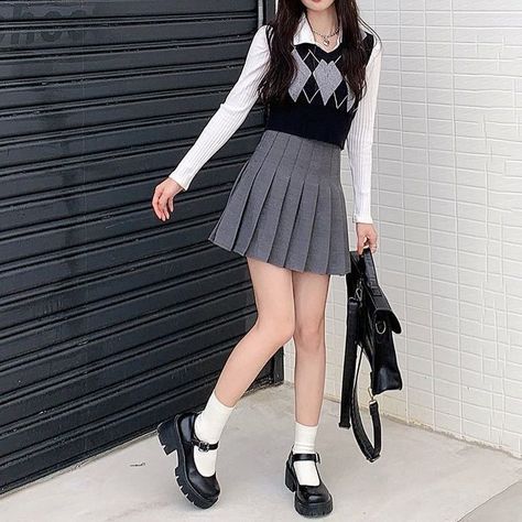 Outfit Sekolah, Ulzzang School, Rok Korean Style, Kpop Costume, Kore Ulzzang, Rok Outfit, Outfit School, School Uniform Fashion, Korean Casual Outfits