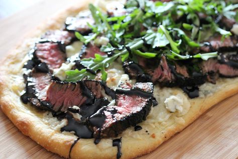 gingersnaps: grilled steak & gorgonzola pizza with balsamic reduction Strip Steak Marinade, Steak Gorgonzola, Olive Oil Pizza, Gorgonzola Pizza, Steak Marinade Easy, Balsamic Steak, Pizza Buffet, Steak Pizza, Plate Food