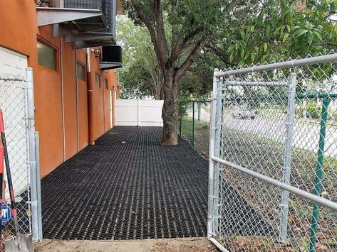 Pet Relief Area, Dog Kennel Flooring, Diy Dog Run, Outdoor Dog Area, Dog Potty Area, Kennel Ideas Outdoor, Dog Backyard, Outdoor Dog Kennel, Dog Kennel Designs