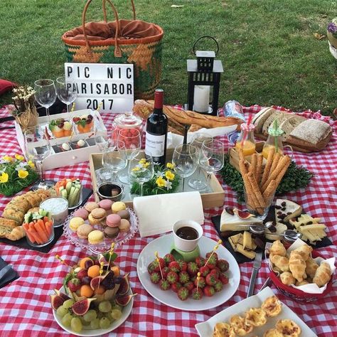 Romantic Picnic Food, Preppy Picnic, Fancy Picnic, Picnic Date Food, Romantic Picnic, Picnic Inspiration, Backyard Picnic, Date Recipes, Summer Party Decorations