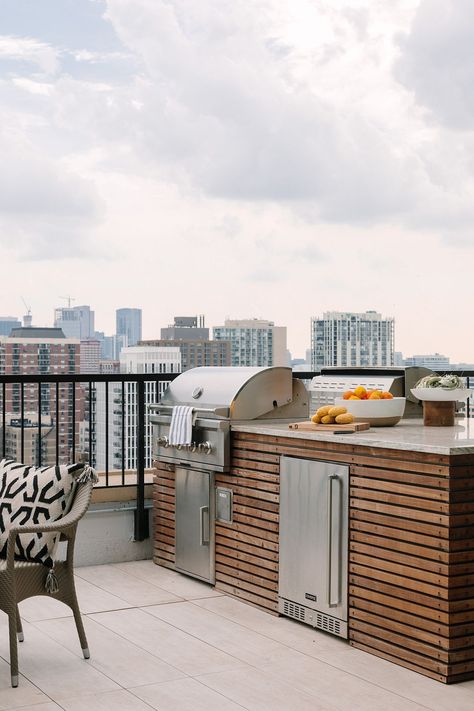 Roof Top Barbecue Area, Barbeque Terrace Design, Outdoor Kitchen Terrace, Small Terrace Kitchen, Terrace Bbq Design, Rooftop Barbecue Design, Balcony Barbecue Ideas, Small Roof Top Terrace Design, Terrace With Kitchen