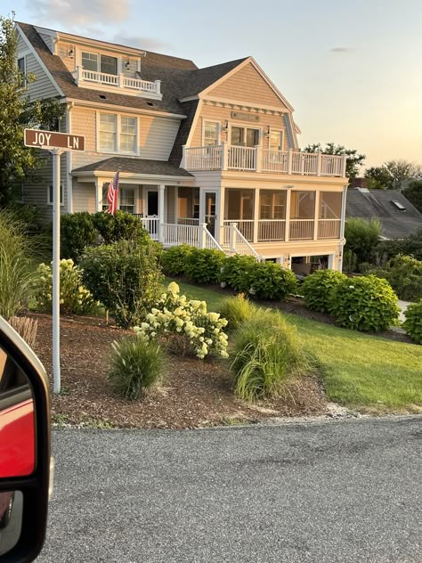 Coastal Family Home Exterior, Summer Beach House Aesthetic, Summer Outfits Outer Banks, Style Beach Outfit Ideas, Nantucket Houses, Outer Banks Lifestyle, Outer Banks Houses, Outfits Outer Banks, North Carolina Beach House