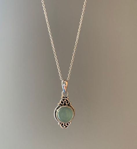 Silver Crystal Necklaces, Green Silver Necklace, Silver And Green Necklace, Pendant Necklace Outfit, Green Necklaces, Vintage Silver Necklace, Green Pendant Necklace, Silver Jewelry Necklaces, Chalcedony Necklace