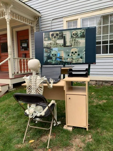 Skeleton Pics, Wojskowy Humor, Silly Skeleton, Genos Wallpaper, Halloween Outside, Funny Skeleton, A Skeleton, Halloween Yard, Spooky Scary