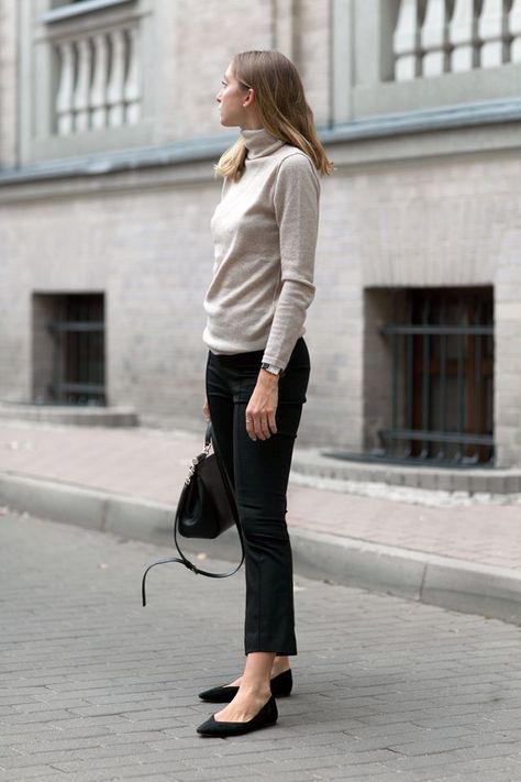 OATMEAL CASHMERE Black Pants Work Outfit, Black Pants Work, Look Legging, Fall Fashion Coats, Black And White Outfit, Summer Work Outfits, Classy Work Outfits, Fall Outfits For Work, Fashion Blogger Style