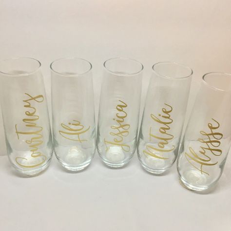 Wedding Champagne Glasses Diy Cricut, Cricut Champagne Glasses, Wedding Champagne Glasses Diy, Bridesmaids Gift Ideas, Personalized Champagne Glasses, Blue Wedding Centerpieces, Best Bridesmaid Gifts, Stemless Champagne Flutes, Wedding Champagne Glasses