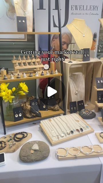 Holiday Market Booth, Market Table Display Ideas, Jewellery Stall, Stall Decorations, Market Stall Display, Stall Display, Indoor Markets, Craft Stalls, Animal Images