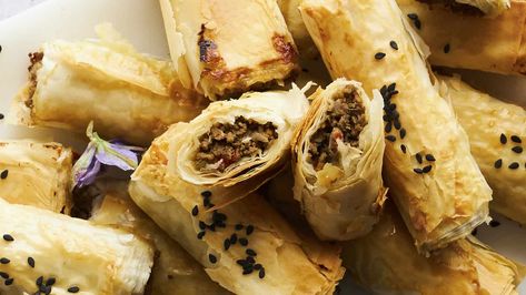 Phyllo Rolls with Ground Beef Phyllo Appetizers, Phyllo Rolls, Philo Dough, Turkey Appetizers, Beef And Veggies, Phyllo Dough Recipes, Protein Veggies, Food Dolls, Meat Rolls