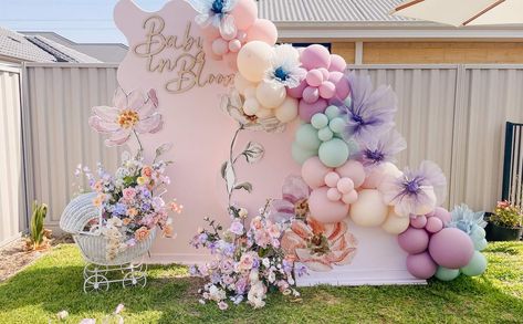 Baby in Bloom / Baby Shower "Baby in Bloom" | Catch My Party Baby In Bloom Shower Ideas Backdrop, Bloom Party Theme, Pastel Baby Shower Ideas, Baby In Bloom Backdrop, Baby In Bloom Shower Ideas, Baby Shower Baby In Bloom, Butterfly Baby Shower Cake, Gender Reveal Baby Shower Themes, Fairy Baby Showers