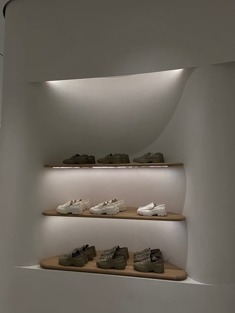 #zara #clothes #shoes #brown #aesthetic #white #emmachamberlain #platformheels #minimalist Minimalist Retail Design, Zara Clothes, Shoe Store Design, Zara Store, Minimalist Shopping, Floating Platform, Shoe Wall, Minimal Shelf, Shoe Shelves