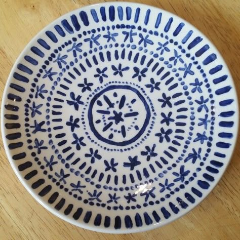 Paint It Pottery Ideas, Mamma Mia Pottery, Ceramic Painting Patterns, Simple Plate Designs, Blue Pottery Painting Ideas, Blue Painted Pottery, Mamma Mia Pottery Painting, Blue And White Pottery Painting, Simple Pottery Painting Ideas Plates