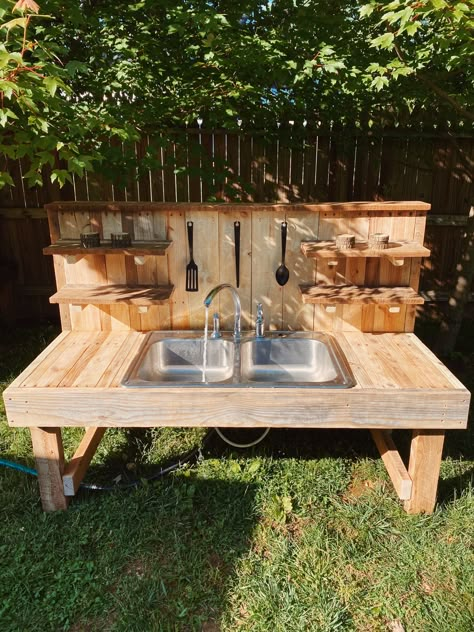 Mud Kitchen With Old Sink, Dirt Kitchen Kids, Mud Kitchen With Sink, Mid Kitchen Kids Outdoor, Simple Diy Mud Kitchen, Mud Kitchen For Kids Diy Plans, Outdoor Play Kitchen, Kids Garden Play, Mud Kitchen For Kids