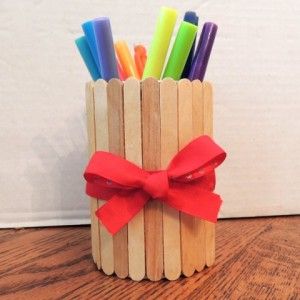 My daughter has made these Popsicle / craft stick pencil holders as end of the year teacher gifts the last two years and was very proud to see that her kindergarten teacher still uses it. This also makes a great “back to school” craft, whether your child goes to school outside the home or... Popsicle Diy, Pop Stick Craft, Popsicle Craft, Craft Stick Projects, Popsicle Stick Art, Office Wood, Popsicle Crafts, Craft Sticks, Pop Stick