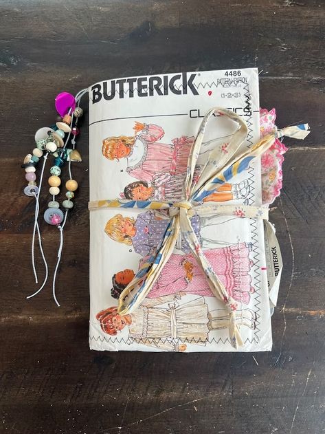 EmerySkyStudio - Etsy Camping Junk Journal, Junk Journal Pockets And Tucks, Mini Book Tutorial, Junk Journal Tags, Smash Book Pages, Handmade Journals Diy, Altered Book Journal, Scrapbook Photo Album, Pattern Journal