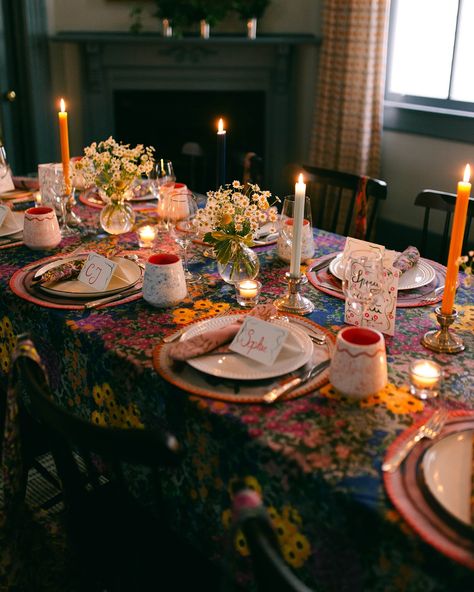 You see how we do a late summer dinner party? Very demure, very mindful, very cutesy. Alongside the talented @caitlinroundsantiques, we set this mindful, modest table for a small group gathering. Light the candles, add the fresh flowers, mix the patterns. #hosting #dinnerparty #swd #tablelinens #printedtablelinens Late Summer Dinner Party, Late Summer Dinner, Cosy Home Decor, Summer Dinner Party, Dinner Party Summer, Cosy Home, Entertaining Essentials, Summer Dinner, Holiday Gathering