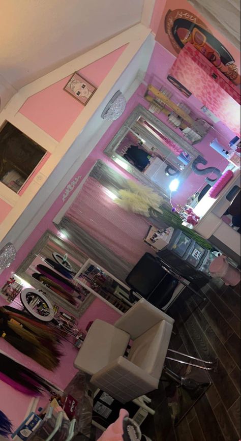 Hair Braider Room Ideas, Hairstylist Suite Ideas, Braiding Salon Ideas, Hair Room At Home, Cosmotologist Aesthetic, Hairstylist Room Ideas, Pink Salon Decor, Stocktank Pool Ideas, Hair Room Ideas At Home