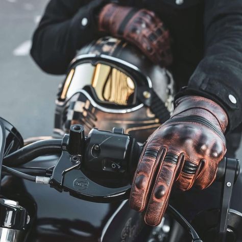 Womens Motorcycle Fashion, Motorcycle Photo Shoot, Womens Motorcycle, Motorbike Gloves, Motorcycle Wear, Gloves Motorcycle, Biker Photography, Helmet Motorcycle, Мотоциклы Cafe Racers