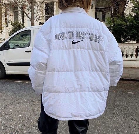 Nike Coat, Trendy Fits, Winter Lookbook, City Chic, Types Of Fashion Styles, Cute Casual Outfits, Women's Nike, Nike Jacket, Fashion Inspo Outfits