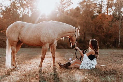 Cowgirl Pictures With Horse, Horse Senior Photoshoot, Equine Portrait Photography, Horse And Human Photography, Senior Photos Horse, Horse Senior Pictures Ideas, Senior Picture With Horse, Western Senior Picture Ideas With Horses, Senior Picture Ideas Horses