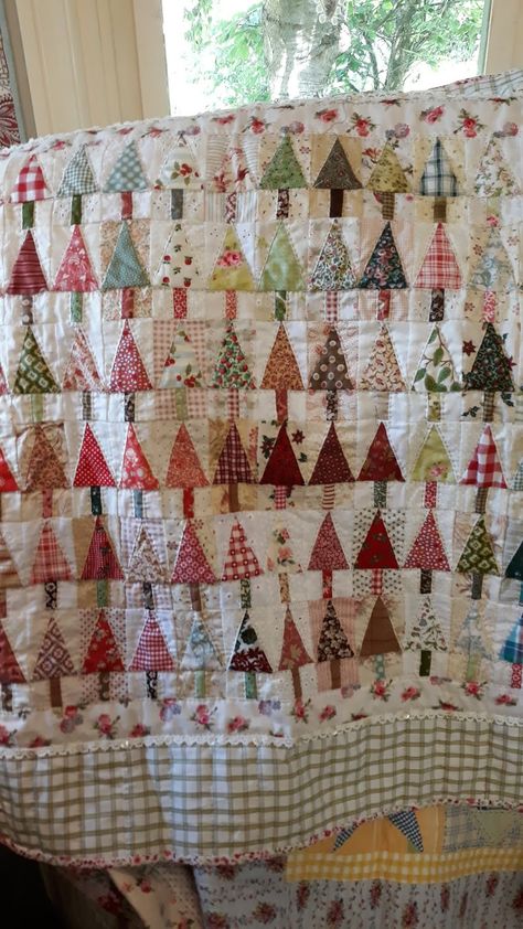 Scrappy Christmas Tree Quilt, Quilts With Trees, Anna Jantina Quilts, Christmas Patchwork Ideas, Christmas Tree Quilt Patterns, Christmas Quilts Ideas, Christmas Quilt Ideas, Tree Quilt Block, Christmas Quilting Projects