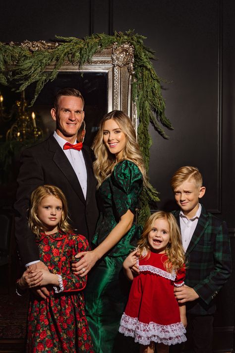 2019 Family Thrifted Christmas Photos - The Makerista Chicago Style Outfits Winter, Inside Christmas Photo Shoot Family, Outdoor Christmas Photoshoot Ideas Family, Christmas Picture Ideas For Family, Christmas Outfit Family, Thrifted Christmas, Family Christmas Pictures Outfits, Christmas Photos Outfits, Family Christmas Photos