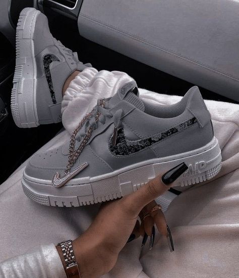 Casual Shoes Women Sneakers, Nike Shoes Women Fashion, Trendy Shoes Sneakers, White Nike Shoes, Nike Shoes Girls, Nike Fashion Shoes, Jordan Shoes Girls, Pretty Shoes Sneakers, All Nike Shoes