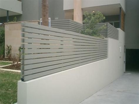 Excellent Snap Shots Garden Fence colours Thoughts Deterring animals is among the finest functions for a fence. Take a look at some guidelines to consi Simple Pool, Modern Fence Design, Horizontal Fence, Front Yard Fence, Pool Fence, Modern Fence, Have Inspiration, Fence Decor, Backyard Fences