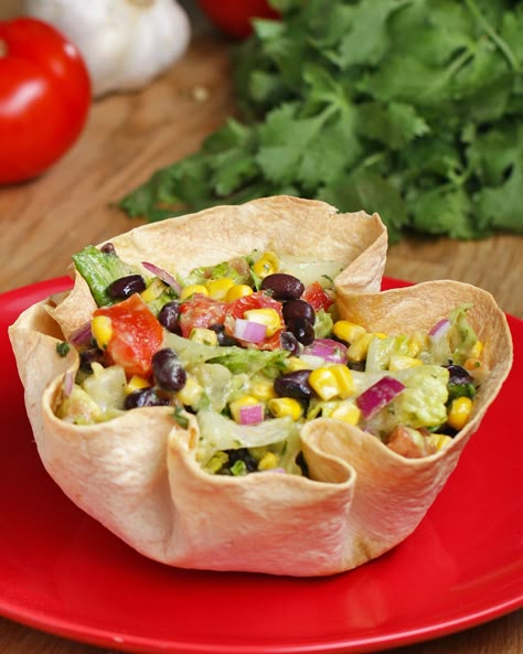 Tortilla Salad Recipe, Tortilla Bowls Recipes, Southwestern Salad Recipes, Recipe Tortilla, Southwestern Salad, Tortilla Bowls, Taco Salad Bowls, Salads For Parties, Salad Recipes For Dinner