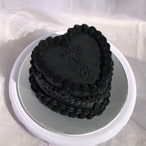 Joyce | Vintage & Cottagecore Cakes on Instagram: “🖤 aries season 🖤 #blackcake #blackcakes #vintagecake #vintagecakes #cakesofinstagram #heartcake #heartshapedcake” Cottagecore Cakes, Black Vintage Cake, Vintage Cake Design, Cottagecore Cake, Vegas Cake, Heart Birthday Cake, 18th Cake, Aries Season, Vintage Cakes