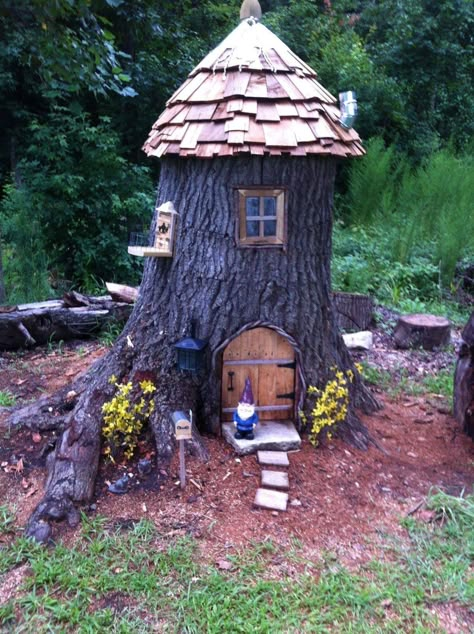 Tree Stump Fairy House Diy Gnome Home, Diy Fairy Tree Stump, Fairy Tree Stump Ideas, Fairy House Out Of Tree Stump, Fairy House Stump, Tree Trunk Gnome House, Tree Stump House Ideas, Stump Fairy Garden Ideas, Fairy Stump House