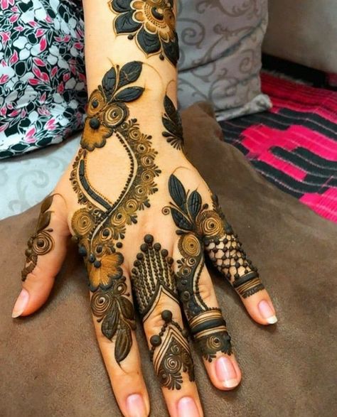 Beautiful bridal Henna | Circle mehndi designs, Latest mehndi designs, Basic mehndi designs Mini Hairstyle, Mehndi Designs Basic, Khaliji Henna, Gulf Mehendi Design, Henna Circle, Henna Design Hand, 3d Mehndi, Mehndi Designs Latest Mehndi Designs, Stylish Back Hand Mehndi