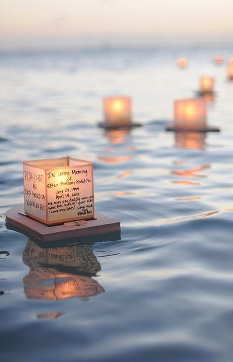 Memorial Ceremony Ideas, Lantern Memorial Ideas, Water Lantern Ideas, Candlelight Wedding Reception, Pond Party, Floating Water Lanterns, Floating Paper Lanterns, Ala Moana Beach, Candle Lit Ceremony