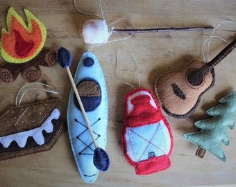 Embroidered Felt Ornaments, Camping Ornaments, Camper Ornament, Felt Ornaments Diy, Themed Ornaments, Quiet Book Patterns, Handmade Christmas Crafts, Embroidered Felt, Personalized Banners