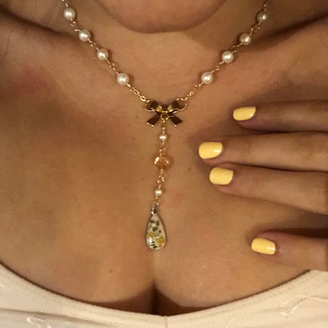 coquette lana del ray pearl rosary Pearl Rosary Necklace, Rosary Necklace Aesthetic, Yellow Fashion Aesthetic, Vintage Necklace Aesthetic, Vintage Jewelry Aesthetic, Rosary Inspired Necklace, Spanish Jewelry, Vintage Pearl Jewelry, Brown Pearl Necklace