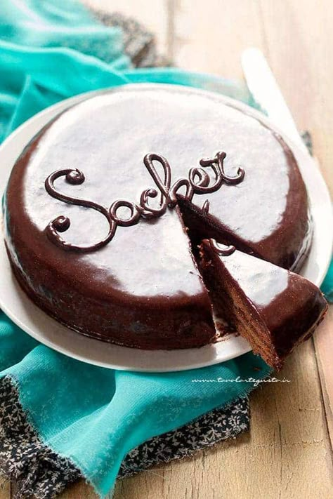 Sacher Cake Recipe, Sacher Cake, Torte Cake, Valentine Desserts, Cooking Recipes Desserts, Easy Cake Recipes, Easy Cake, Cake Inspiration, Chocolate Desserts